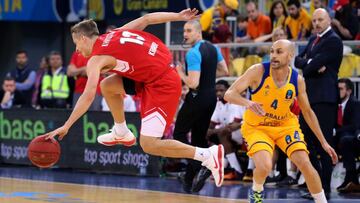 Dimitry Khvostov se lleva el balón ante Albert Oliver. El Gran Canaria deja la Eurocup sin representación española en semifinales.