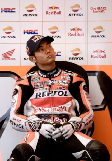 El piloto japonés Hiroshi Aoyama de Repsol Honda tras el entrenamiento en el circuito de Austin, Texas, Estados Unidos, donde la lluvia a obligado a atrasar los entrenamientos. 