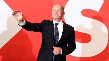 Berlin (Germany), 26/09/2021.- Olaf Scholz, chancellor candidate of the German Social Democrats (SPD), waves to supporters in reaction to initial results at SPD headquarters during the Social Democratic Party (SPD) election event in Berlin, Germany, 26 Se