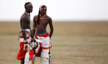 Partido de criquet entre los guerreros masai de criquet y los embajadores de criquet de la india durante un partido de criquet Twenty20 en Ol Pejeta Conservancy en el Parque Nacional de Laikipia