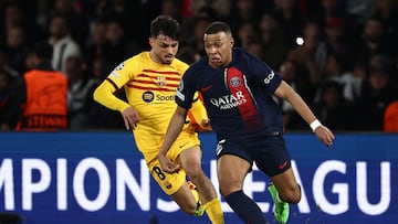 Paris Saint-Germain's French forward #07 Kylian Mbappe (R) runs with the ball ahead of Barcelona's Spanish midfielder #08 Pedri (L) during the UEFA Champions League quarter final first leg football match between Paris Saint-Germain (PSG) and FC Barcelona at the Parc des Princes stadium in Paris on April 10, 2024. (Photo by Anne-Christine POUJOULAT / AFP)