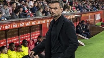 01-12-24. RUBÉN ALBÉS, ENTRENADOR DEL SPORTING, MOMENTOS ANTES DEL PARTIDO ANTE EL CÓRDOBA.
