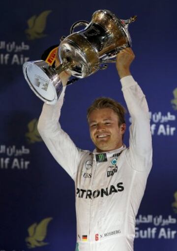 Nico Rosberg con la copa de su primera posición en el GP de Bahrein.