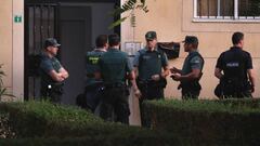 Agentes de la Guardia Civil acuden a inspeccionar en Hu&eacute;rcal de Almer&iacute;a la vivienda de la detenida por el crimen de su hijo Sergio