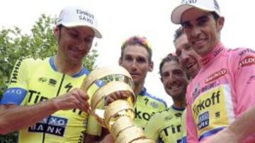 Roman Kreuziger (en el centro de la imagen) celebra con Ivan Basso, Alberto Contador y otros compa&ntilde;eros del Tinkoff-Saxo la victoria en el reciente Giro de Italia.