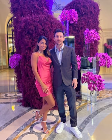 Antonela es la mujer de Leo Messi, con quien lleva saliendo desde la adolescencia.
Pese a que se formó para ser dentista en la universidad, cambió de parecer a la comunicación, aunque actualmente ejerce como influencer y modelo para diferentes marcas.