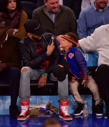 El rapero Swizz Beatz y su hijo Egypt Dean en el partido San Antonio Spurs-New York Knicks.