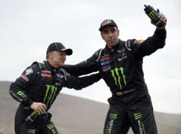 El español Nani Roma y su copiloto Michel Perin celebran su primer triunfo en la categoría de coches, tras finalizar la última etapa del Rally Dakar 2014 en la localidad de Illapel, a 150 kilómetros de Valparaíso (Chile).