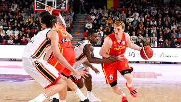 Alberto Díaz, con el balón ante Bélgica.