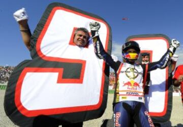 Corrió con la Derbi RSA 125. Ganó su primer mundial en 125cc el 7 de noviembre en el Gran Premio de Valencia. En la imagen, Márquez celebra el título.