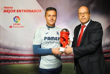 Fran Escribá recibe el premio a Mejor entrenador del mes de diciembre.