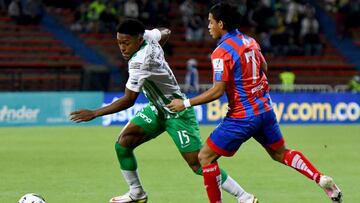 MEDELLIN - COLOMBIA, 19-02-2022: Yerson Mosquera de Nacional disputa el balón con Daiver Vega del Unión durante partido entre Atlético Nacional y Unión Magdalena por la fecha 8 de la Liga BetPlay DIMAYOR