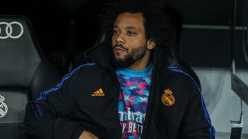 Marcelo Vieira Da Silva del Real Madrid mira durante el partido de fútbol de La liga jugado entre el Real Madrid y el Sevilla FC en el estadio Santiago Bernabeu el 28 de noviembre de 2021, en Madrid, España.