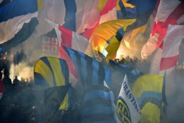 Fans del Inter de Milan ondean sus banderas durante el derbi ante el AC Milan, partido de la Serie A.