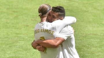 Sergio Ramos celebra un gol junto a Casemiro. 