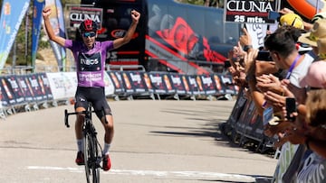 El ciclista Iv&aacute;n Ramiro Sosa, del equipo Ineos, celebra su victoria en la quinta y &uacute;ltima etapa de la Vuelta a Burgos 2019 en las Lagunas de Neila.