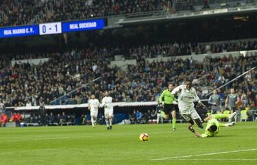 Vinicius penalty appeal waved away by ref and VAR