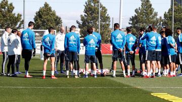 Zidane, ayer en Valdebebas, dirigiéndose a la plantilla antes de realizar el primer entrenamiento en su segunda etapa al frente del equipo.