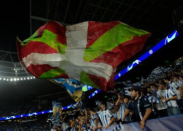 La Ikurriña, bandera oficial del País Vasco, ondea sobre el Estadio Reale Arena en el encuentro frente al Inter.