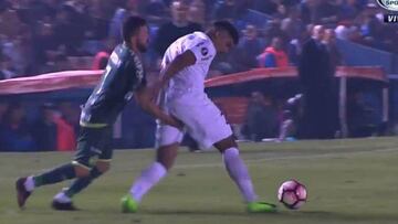 Rossi toca las nalgas de Polenta durante el partido Nacional-Chapecoense.