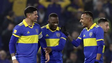 Boca Juniors' defender Marcos Rojo (L) celebrates with teammates after scoring the team's second goal against Estudiantes during their Argentine Professional Football League Tournament 2022 football match at La Bombonera stadium in Buenos Aires, on July 24, 2022. (Photo by ALEJANDRO PAGNI / AFP)