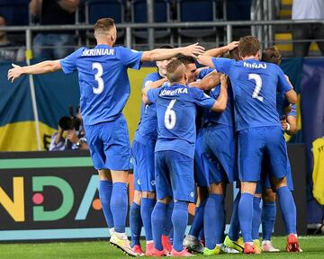 Slovakia's players celebrate scoring during the UEFA U-21 European Championship roup A football match Slovakia v Sweden in Lublin, Poland on June 22, 2017. / AFP PHOTO / JANEK SKARZYNSKI