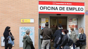 Varias personas en la puerta de una Oficina del Servicio P&uacute;blico de Empleo Estatal (SEPE)