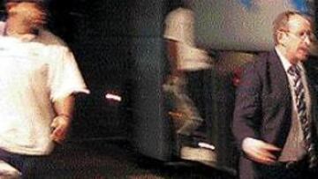 <b>JABO INCREPÓ A NAYBET.</b> Naybet no estaba dispuesto a acatar las órdenes de Irureta y le insistió en que se iría en taxi a Madrid (a 160 kilómetros). Al final, tras quedarse solo, subía al autobús.