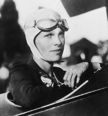 Amelia Earthart fue una gran pionera de la aviación moderna y un icono del feminismo. Fue la primera mujer en cruzar el Atlántico en solitario, además de conseguir otras proezas aeronáuticas para la época, extraordinarias incluso para los hombres. En 1937 anunció que intentaría dar la vuelta al mundo siguiendo la línea del ecuador. Ella y su navegante fueron vistos por última vez en Nueva Guinea el 2 de julio, en una de sus últimas etapas del viaje. Nunca más se supo de ellos y en 1939 fueron oficialmente declarados muertos. Hoy en día las causas de su desaparición siguen siendo un misterio que alimentan toda clase de teorías.