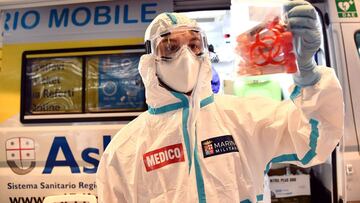 Genova (Italy), 17/01/2016.- A health worker collects swab samples for a polymerase chain reaction (PCR) test at the drive through coronavirus testing facility set up at the Genoa Fair during the coronavirus disease COVID-19 outbreak, in Genoa, Italy, 13 