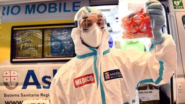 Genova (Italy), 17/01/2016.- A health worker collects swab samples for a polymerase chain reaction (PCR) test at the drive through coronavirus testing facility set up at the Genoa Fair during the coronavirus disease COVID-19 outbreak, in Genoa, Italy, 13 November 2020. (Italia, Génova) EFE/EPA/LUCA ZENNARO