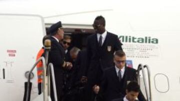 FELIZ. Balotelli sonríe al capitán del avión a su llegada a Brasil.