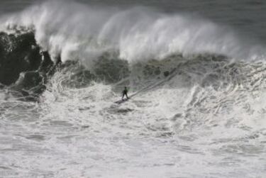 Parte este año del circuito de clasificación de olas gigantes de la WSL, la caprichosa ola de Punta Galea en la localidad vizcaína de Getxo solo se da en condiciones muy concretas. Es por esta razón que el periodo de espera para la disputa de la competici
