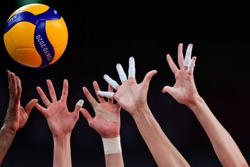 Esta imagen muestra la mano de la brasileña Fernanda Rodrigues (izquierda) golpeando el balón en el partido de voleibol femenino de cuartos de final entre Brasil y Rusia.