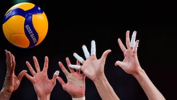 Esta imagen muestra la mano de la brasileña Fernanda Rodrigues (izquierda) golpeando el balón en el partido de voleibol femenino de cuartos de final entre Brasil y Rusia.
