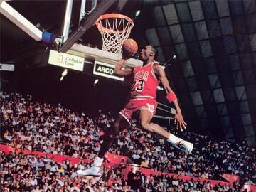 En 1988, se celebró uno de los mejores concursos de clavadas en la historia de la NBA. Michael Jordan se enfrentó en la final a Dominique Wilkins, de Atlanta. Jordan necesitaba una clavada perfecta para hacer 50 puntos y llevarse la competencia. El legendario jugador lo conseguiría, con una postura plástica que se convertiría en el icono de una generación, con el balón en una mano y las piernas extendidas en forma de tijera. 