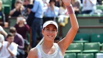 Garbine Muguruza celebra su victoria ante la belga Yanina Wickmayer en tercera ronda de Roland Garros 2016.
