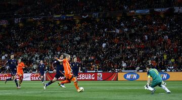 Ocasión de Robben ante Casillas. 