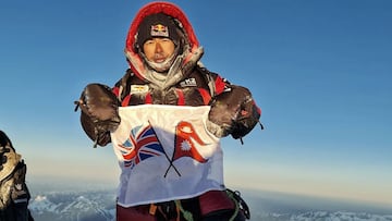 Nirmal Purja posa con una bandera con los colores de Gran Bretaña y Nepal tras coronar el K2 en invierno sin oxígeno artificial.
