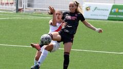 La centrocampista del Rayo Vallecano Paula Fern&aacute;ndez (i) lucha por el bal&oacute;n con la delantera sueca del Real Madrid Kosovare Asllani durante el encuentro de Primera Divisi&oacute;n Femenina que enfrent&oacute; a sus equipos en el estadio Ciud