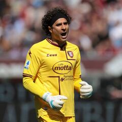 Guillermo Ochoa cumple con otra buena actuación en el empate del Salernitana