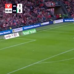 Nico Williams marca uno de los mejores goles de la temporada con su pierna mala