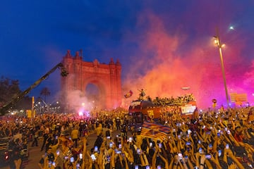 Seguidores, jugadores, directiva y cuerpo tcnico celebran el triplete en las calles de la Ciudad Condal.