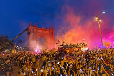 Seguidores, jugadores, directiva y cuerpo técnico celebran el triplete en las calles de la Ciudad Condal.