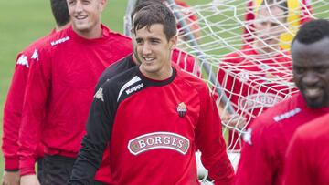 Edgar Badía ayuda a sus compañeros a llevar una portería durante una sesión con el Reus.