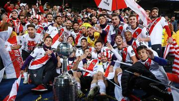 Los jugadores de River Plate posan en el Santiago Bernabéu con la Copa Libertadores conquistada ante Boca Juniors.
