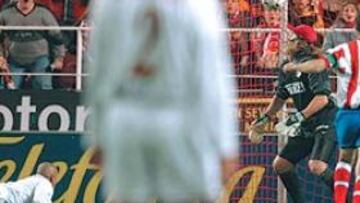 <b>PRIMER FALLO</B>. En el minuto 19 Darío Silva se planta sólo delante de Germán Burgos. El sevillista logra remtar el centro cruzado, pero el balón parece fácil para el cancerbero argentino. Sin embargo, y ante la sopresa general, el balón pasa por entre las manos de Burgos, da en su cuerpo y se mete en su portería. Fue el primer gran error.