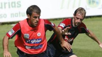 <b>A LA ESPERA. </b>Bilic, en una acción del partidillo de ayer junto a Gerard, podría entrar en el once inicial.