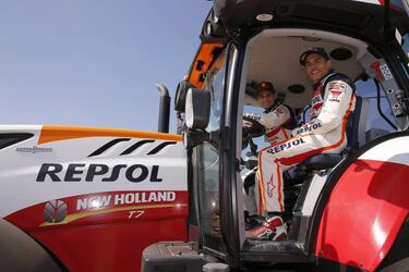 Márquez y Pedrosa se lo pasan bomba pilotando un tractor