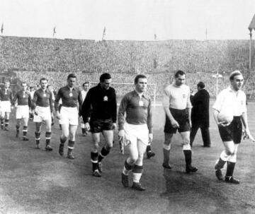 El 25 de noviembre de 1953 Hungr¨ª?a rompe la imbatibilidad de Inglaterra en Wembley tras derrotarles por un contundente 3-6. Este es el momento en el que la selecci¨®n h¨²ngara salta al terreno de juego con Puskas al frente como capit¨¢n.